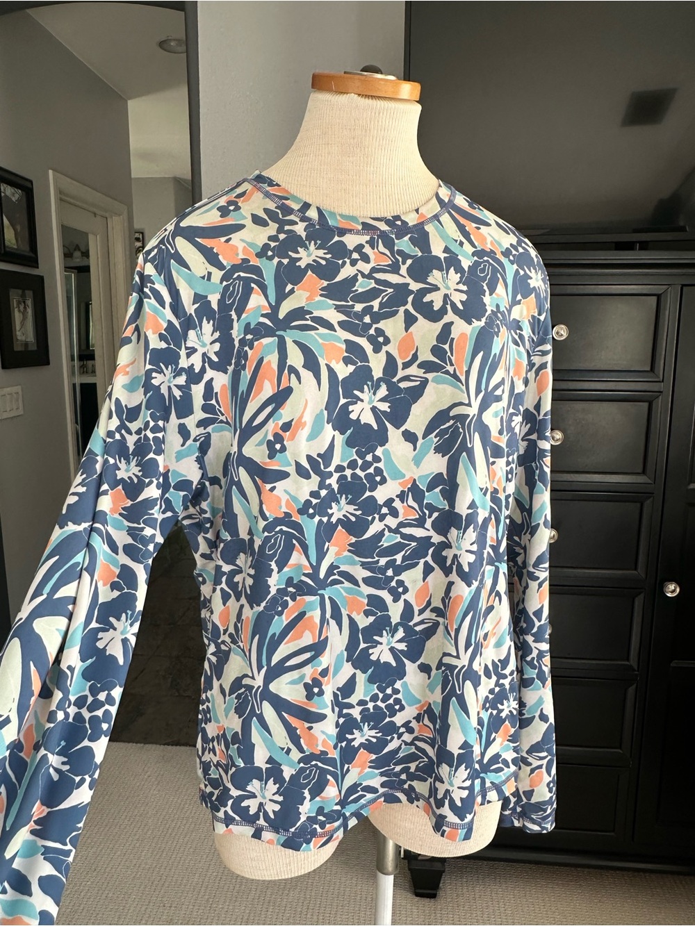 Roxy Floral Rash Guard Crewneck Top in Navy and Coral size XL